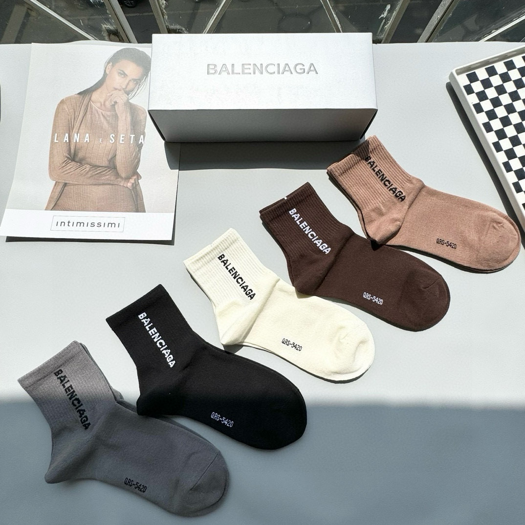  配包装【一盒五双】BALENCIAGA · 巴黎世家🌟 高品质。好看到爆炸欧美大牌中筒袜。男女款🌟潮人