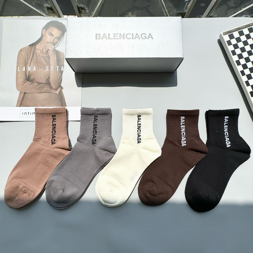  配包装【一盒五双】BALENCIAGA · 巴黎世家🌟 高品质。好看到爆炸欧美大牌中筒袜。男女款🌟潮人