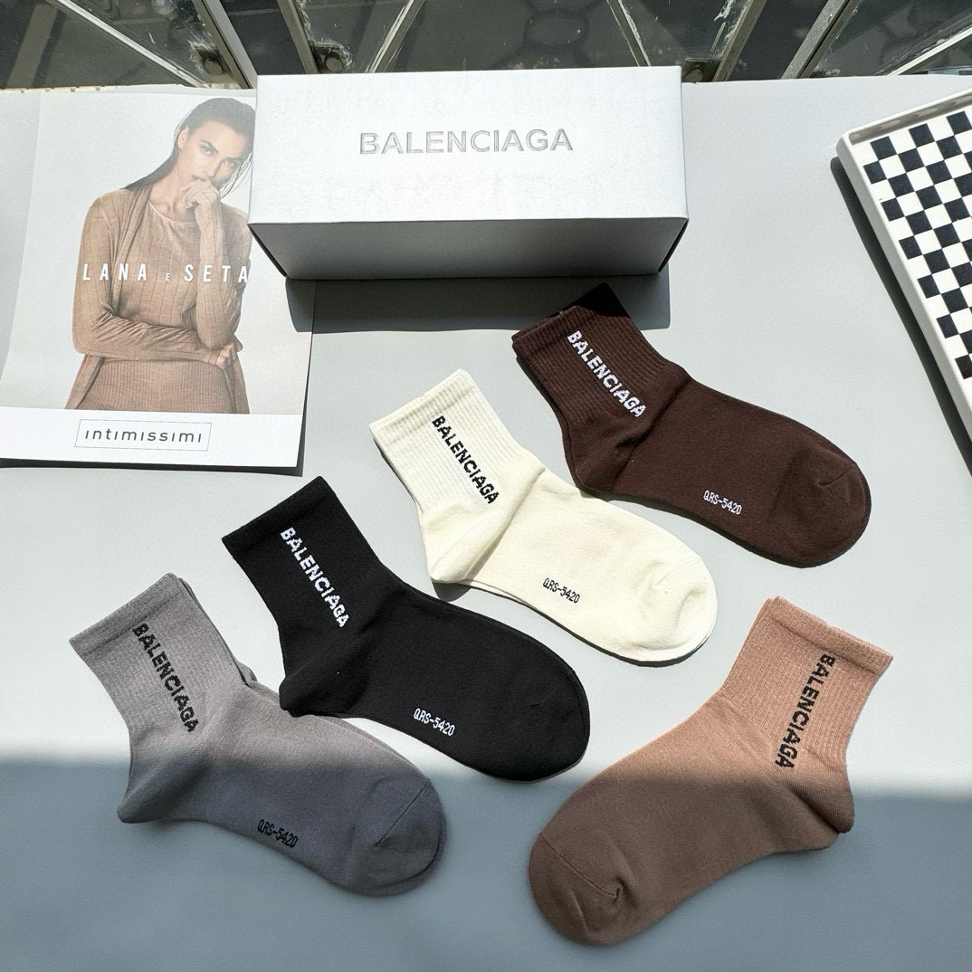  配包装【一盒五双】BALENCIAGA · 巴黎世家🌟 高品质。好看到爆炸欧美大牌中筒袜。男女款🌟潮人