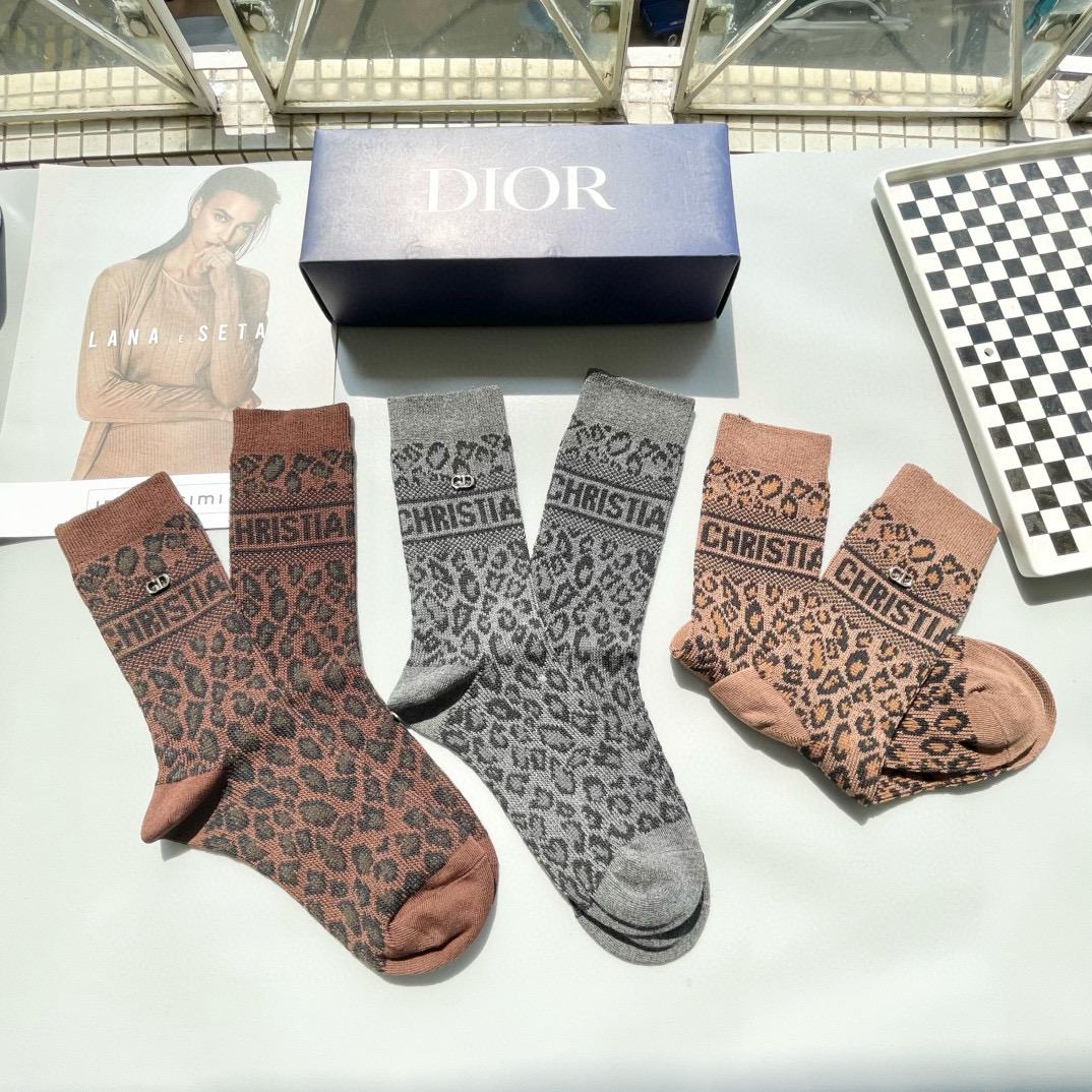  配包装【一盒三双】Dior · 迪奥❗️超级爆款网红袜子❗️D家官网同步提花字母小腿袜，ins明星网红