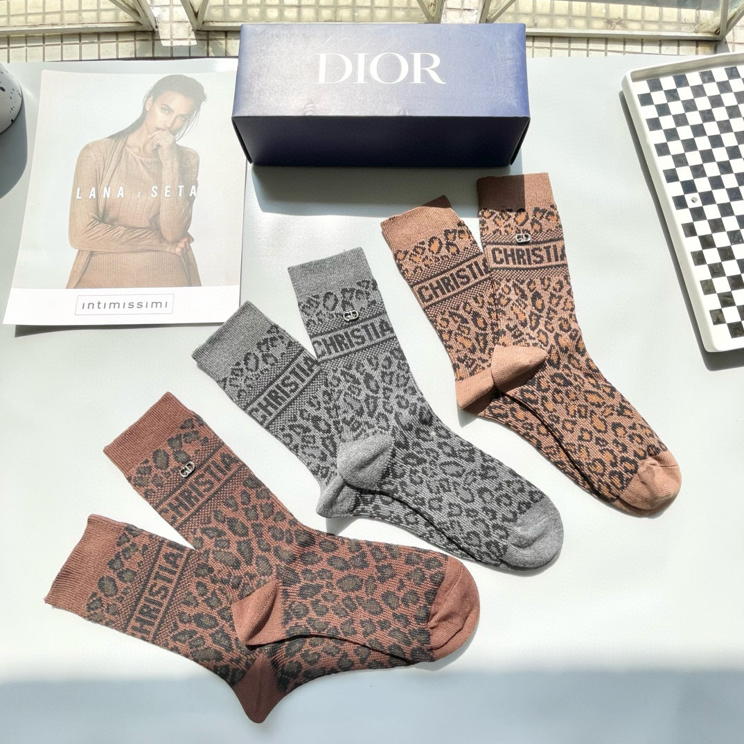  配包装【一盒三双】Dior · 迪奥❗️超级爆款网红袜子❗️D家官网同步提花字母小腿袜，ins明星网红