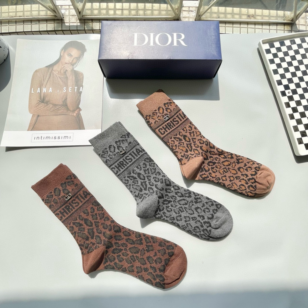  配包装【一盒三双】Dior · 迪奥❗️超级爆款网红袜子❗️D家官网同步提花字母小腿袜，ins明星网红
