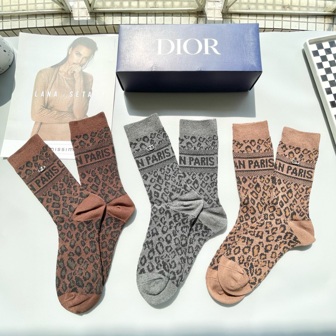  配包装【一盒三双】Dior · 迪奥❗️超级爆款网红袜子❗️D家官网同步提花字母小腿袜，ins明星网红