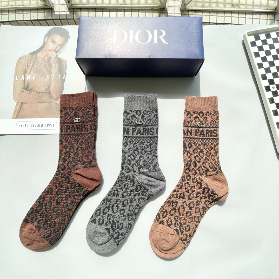  配包装【一盒三双】Dior · 迪奥❗️超级爆款网红袜子❗️D家官网同步提花字母小腿袜，ins明星网红
