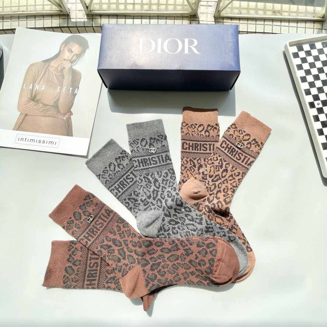  配包装【一盒三双】Dior · 迪奥❗️超级爆款网红袜子❗️D家官网同步提花字母小腿袜，ins明星网红