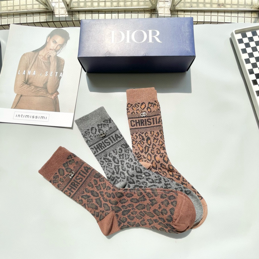  配包装【一盒三双】Dior · 迪奥❗️超级爆款网红袜子❗️D家官网同步提花字母小腿袜，ins明星网红