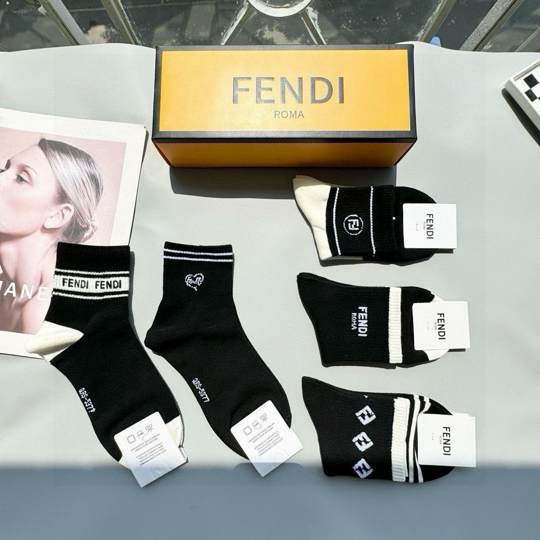  配包装【一盒五双】FENDI · 芬迪❗️大F新品男女款秋冬款中筒袜子❗️超级经典的双F标志，纯棉材质