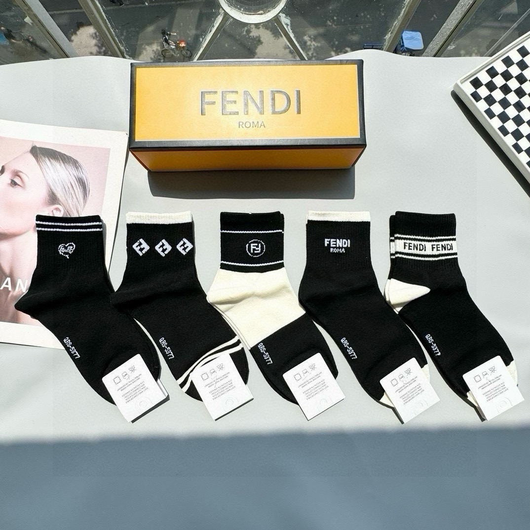  配包装【一盒五双】FENDI · 芬迪❗️大F新品男女款秋冬款中筒袜子❗️超级经典的双F标志，纯棉材质