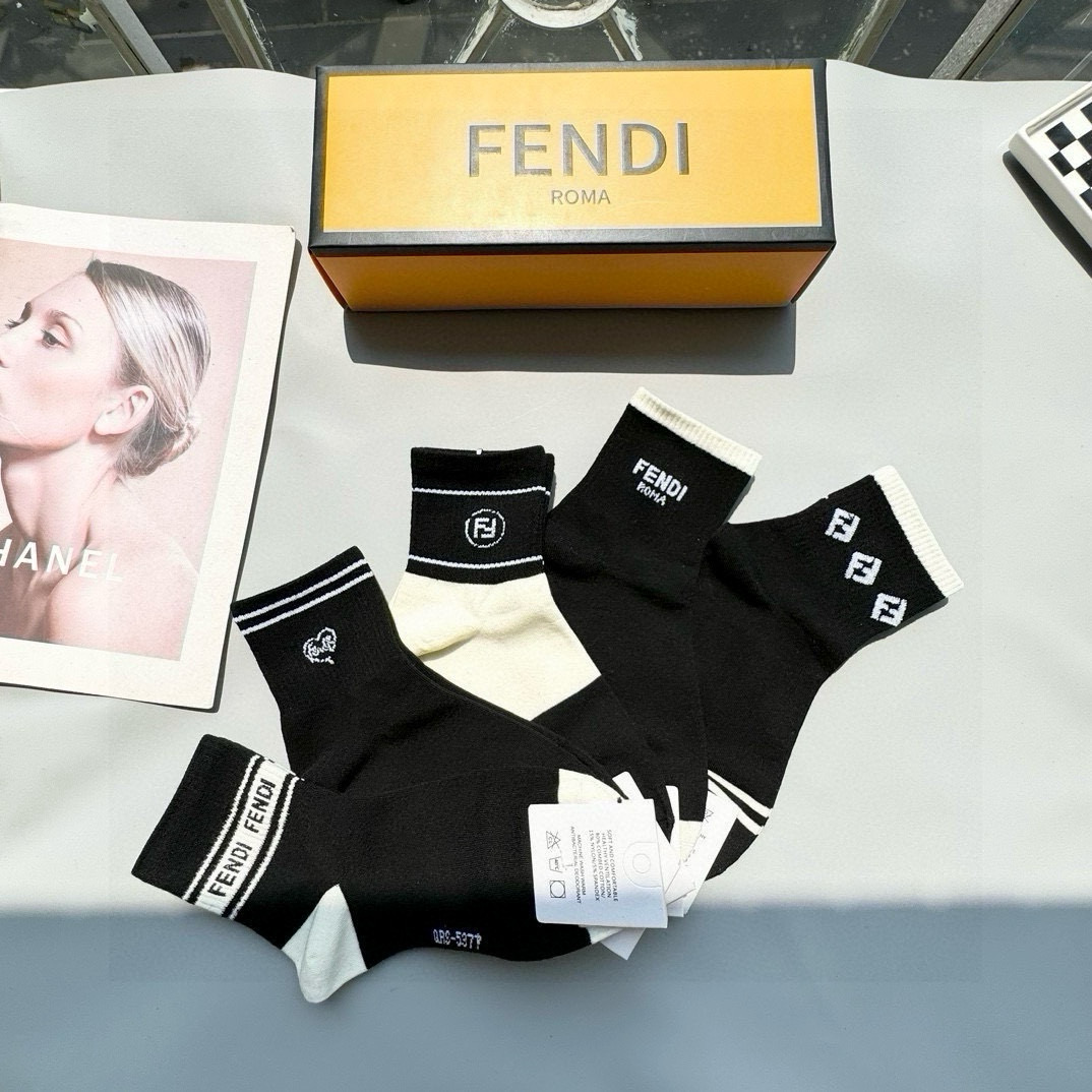  配包装【一盒五双】FENDI · 芬迪❗️大F新品男女款秋冬款中筒袜子❗️超级经典的双F标志，纯棉材质