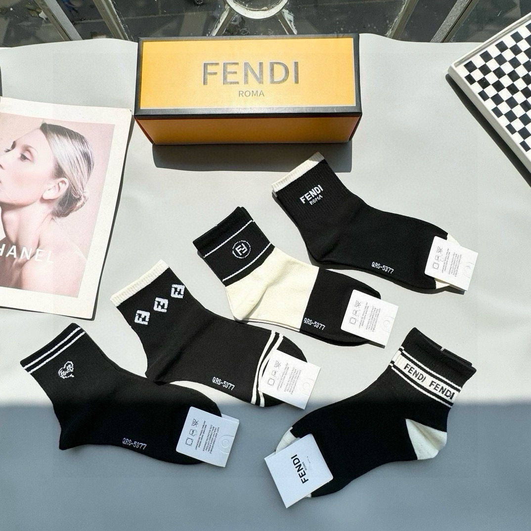  配包装【一盒五双】FENDI · 芬迪❗️大F新品男女款秋冬款中筒袜子❗️超级经典的双F标志，纯棉材质