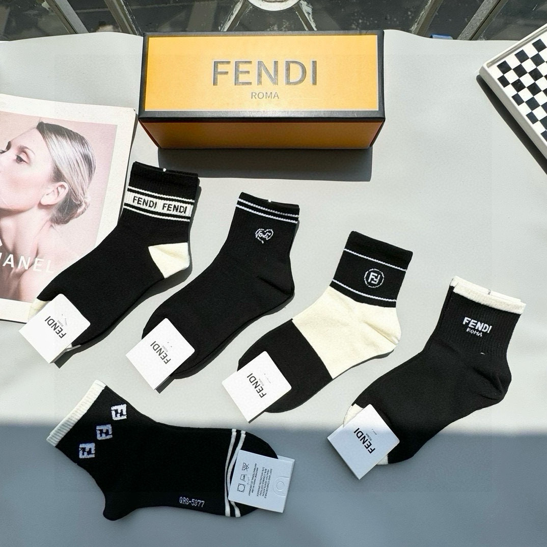  配包装【一盒五双】FENDI · 芬迪❗️大F新品男女款秋冬款中筒袜子❗️超级经典的双F标志，纯棉材质