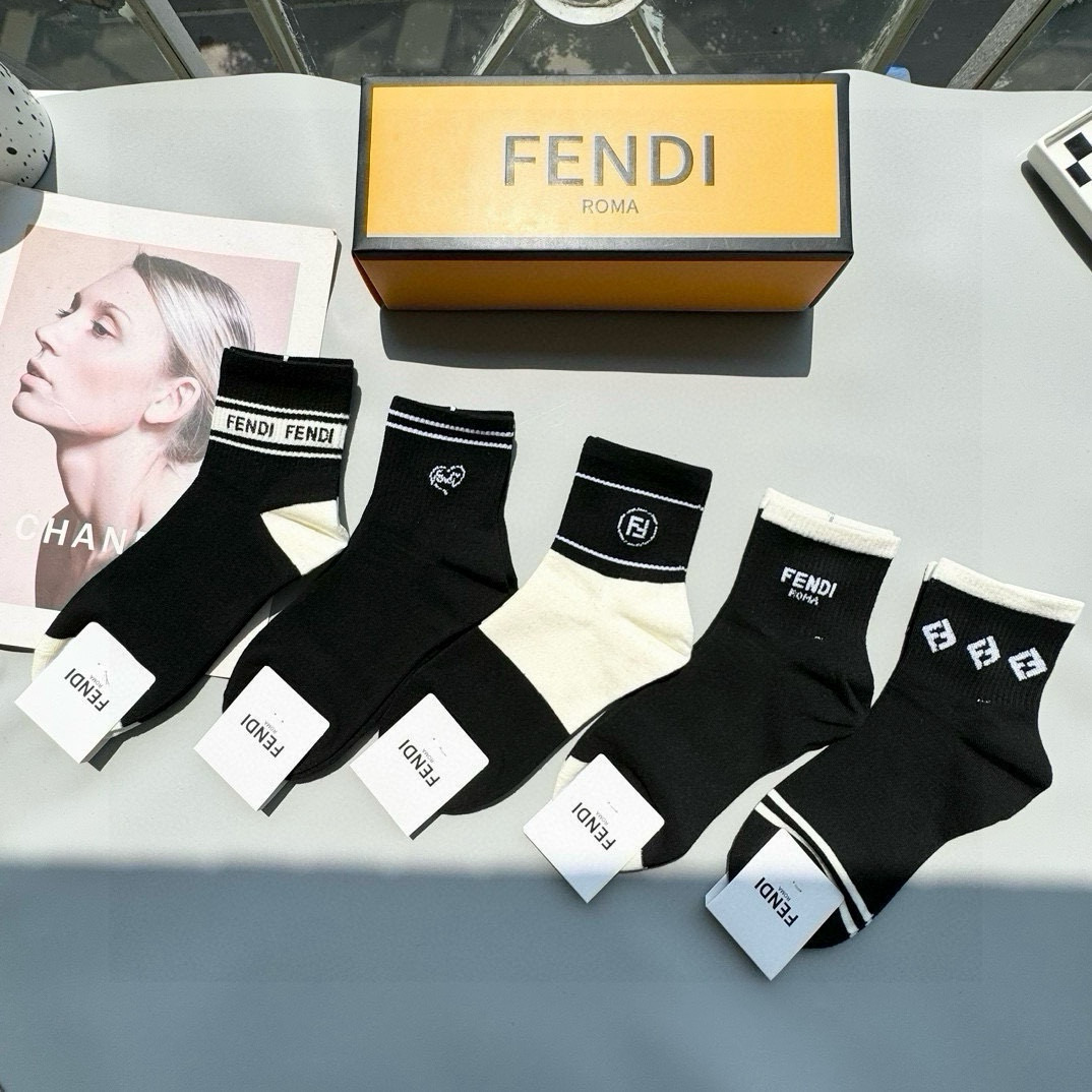  配包装【一盒五双】FENDI · 芬迪❗️大F新品男女款秋冬款中筒袜子❗️超级经典的双F标志，纯棉材质
