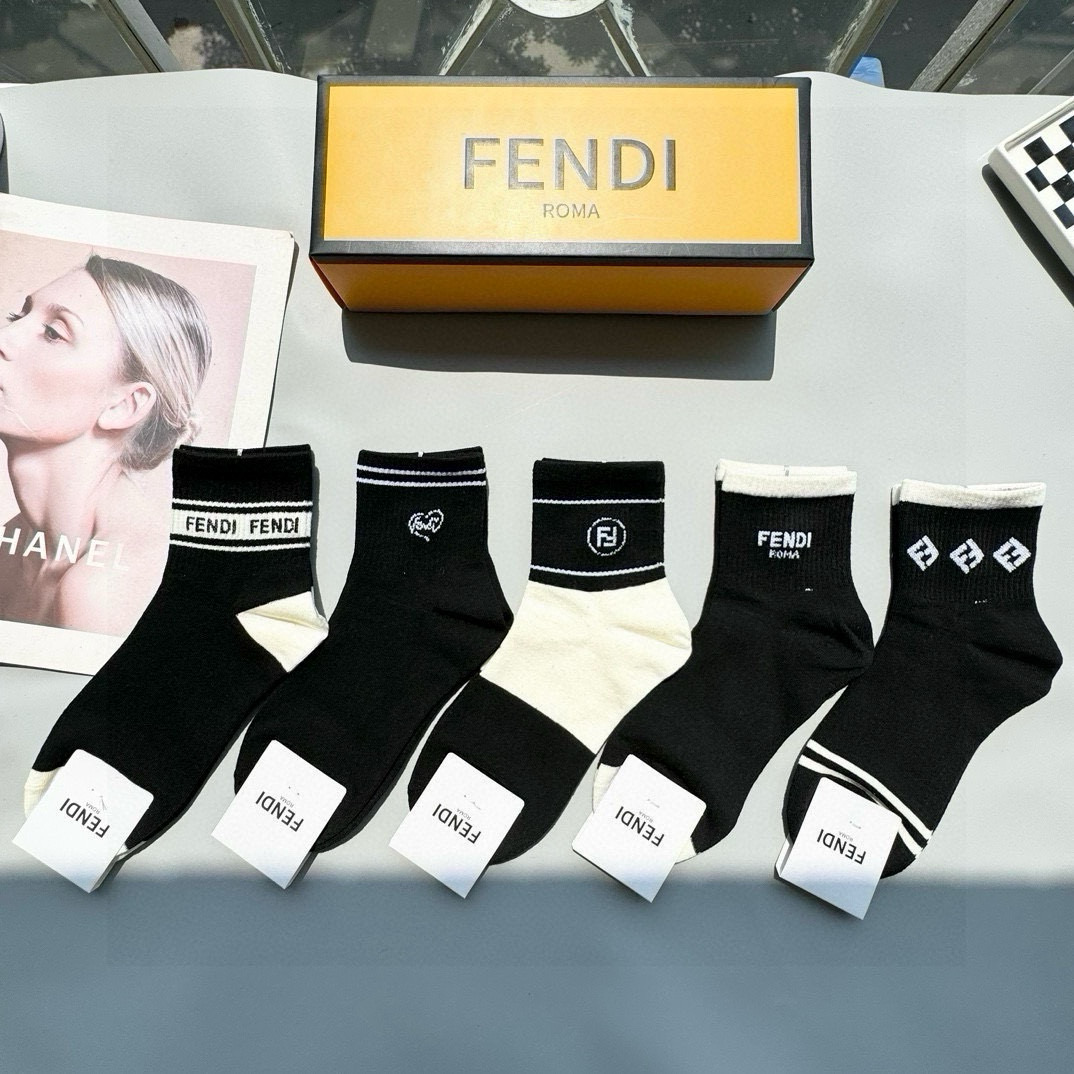  配包装【一盒五双】FENDI · 芬迪❗️大F新品男女款秋冬款中筒袜子❗️超级经典的双F标志，纯棉材质