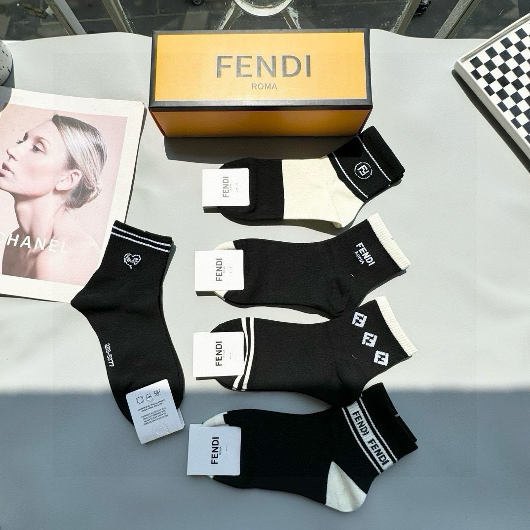  配包装【一盒五双】FENDI · 芬迪❗️大F新品男女款秋冬款中筒袜子❗️超级经典的双F标志，纯棉材质
