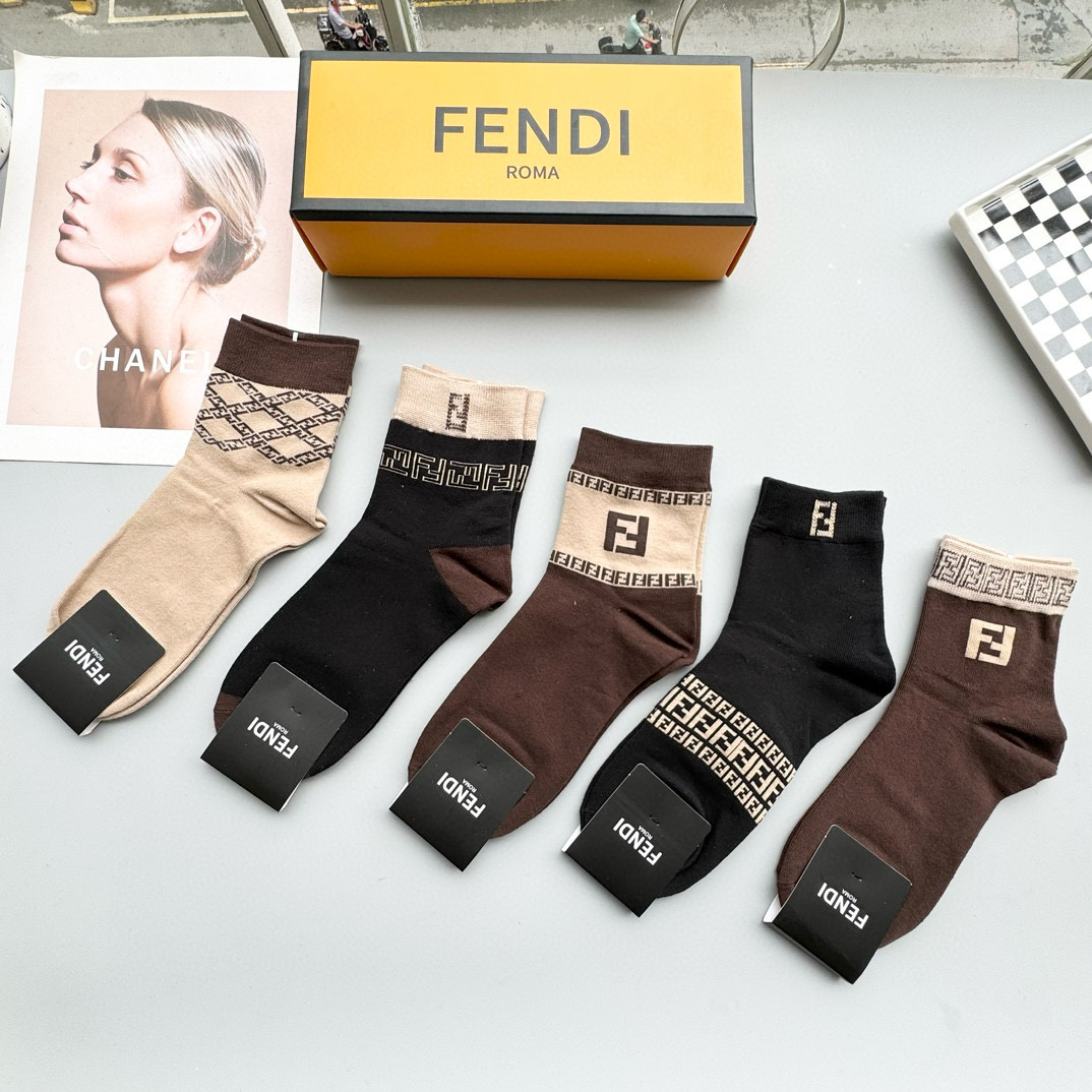  配包装【一盒五双】FENDI · 芬迪❗️大F新品男女款秋冬款中筒袜子❗️超级经典的双F标志，纯棉材质
