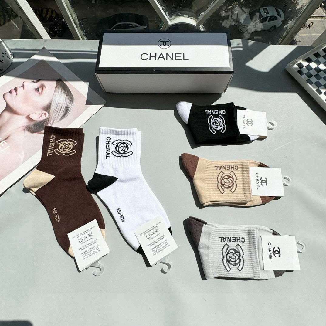   配包装【一盒五双】🌟Chanel 香奈儿 爆款中筒袜🌟高版本 ～好看到爆炸 欧美大牌中筒袜。🌟潮人必