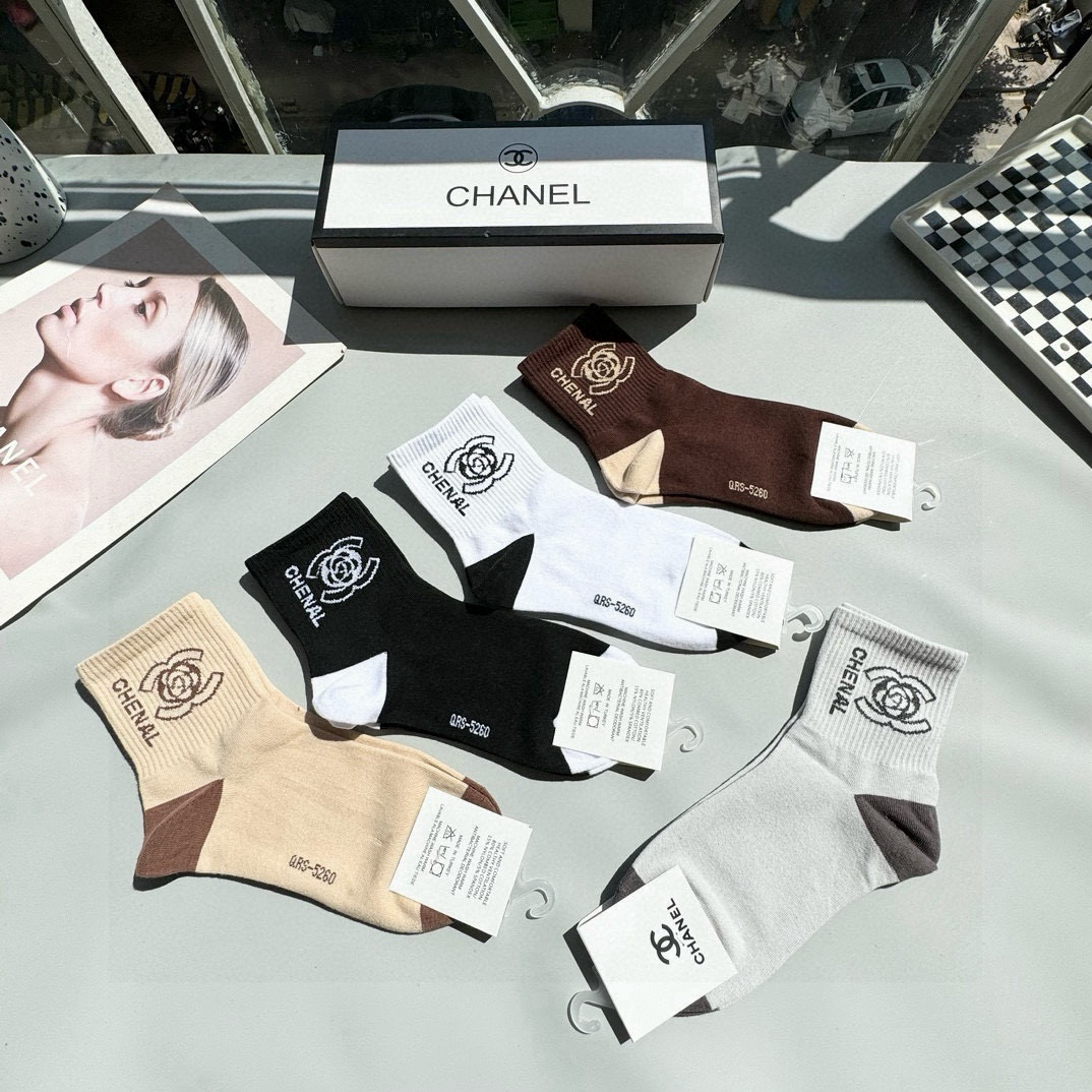  配包装【一盒五双】🌟Chanel 香奈儿 爆款中筒袜🌟高版本 ～好看到爆炸 欧美大牌中筒袜。🌟潮人必