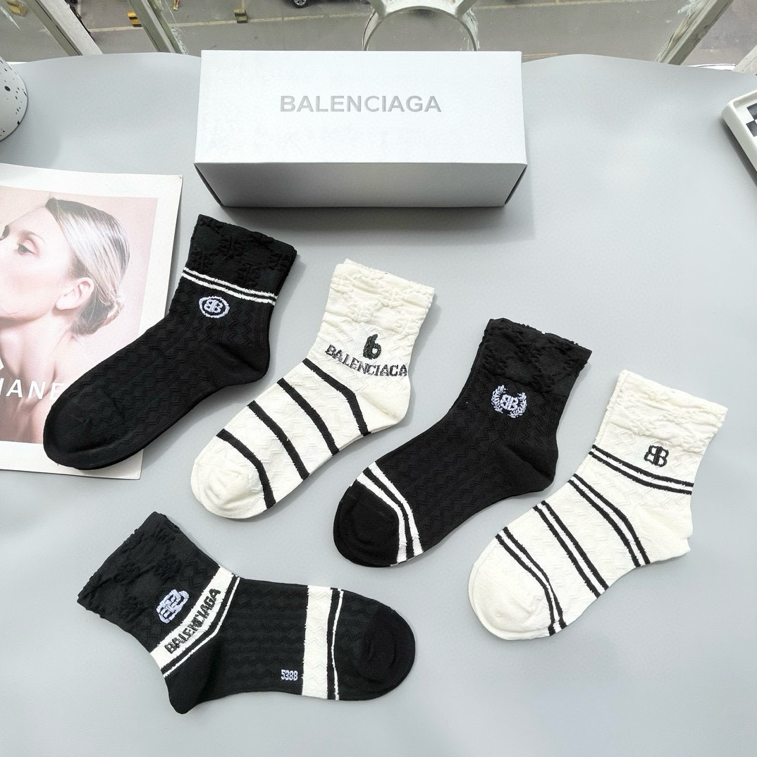  配包装【一盒五双】BALENCIAGA · 巴黎世家🌟 高品质。好看到爆炸欧美大牌中筒袜。男女款🌟潮人