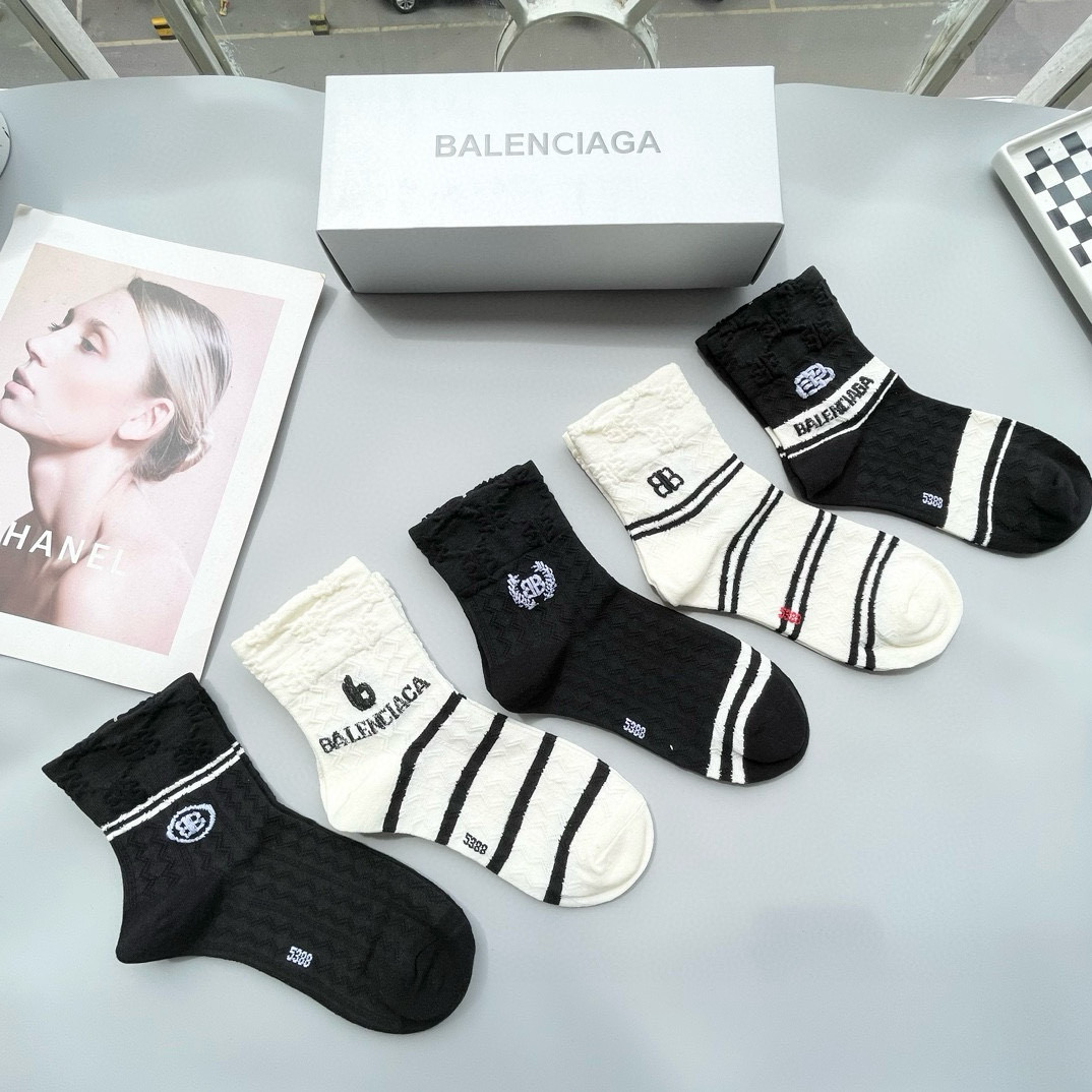  配包装【一盒五双】BALENCIAGA · 巴黎世家🌟 高品质。好看到爆炸欧美大牌中筒袜。男女款🌟潮人