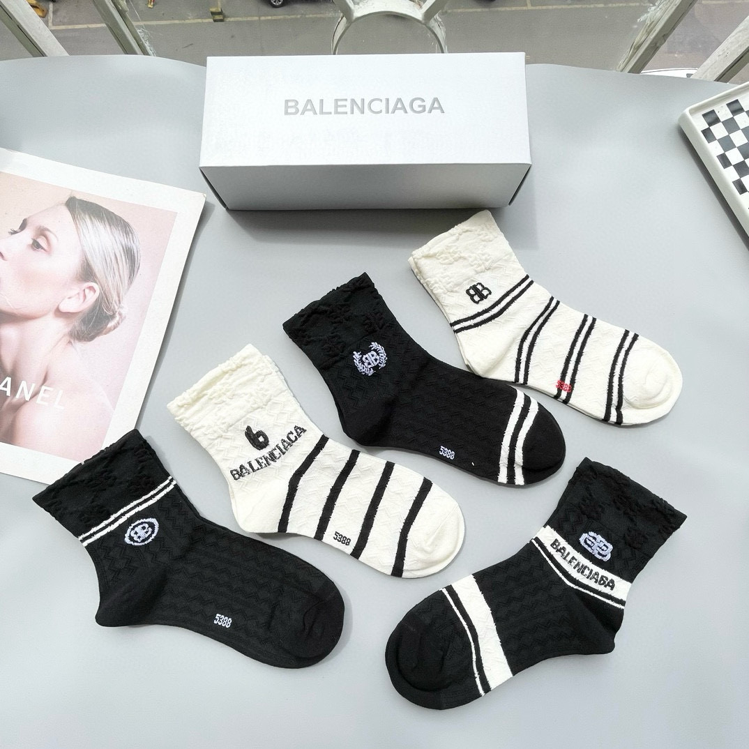  配包装【一盒五双】BALENCIAGA · 巴黎世家🌟 高品质。好看到爆炸欧美大牌中筒袜。男女款🌟潮人