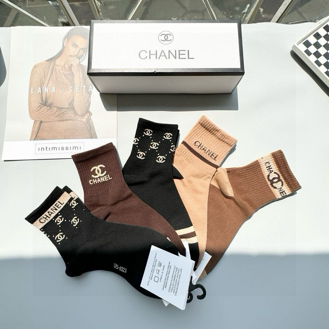   配包装【一盒五双】🌟Chanel 香奈儿 爆款卡中筒袜🌟高版本 ～好看到爆炸 欧美大牌中筒袜。🌟潮人