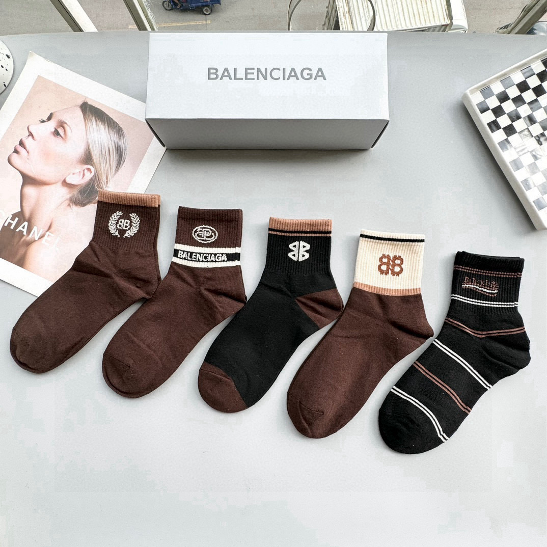 配包装【一盒五双】BALENCIAGA · 巴黎世家🌟 高品质。好看到爆炸欧美大牌中筒袜。男女款🌟潮人