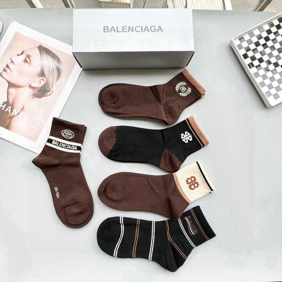  配包装【一盒五双】BALENCIAGA · 巴黎世家🌟 高品质。好看到爆炸欧美大牌中筒袜。男女款🌟潮人