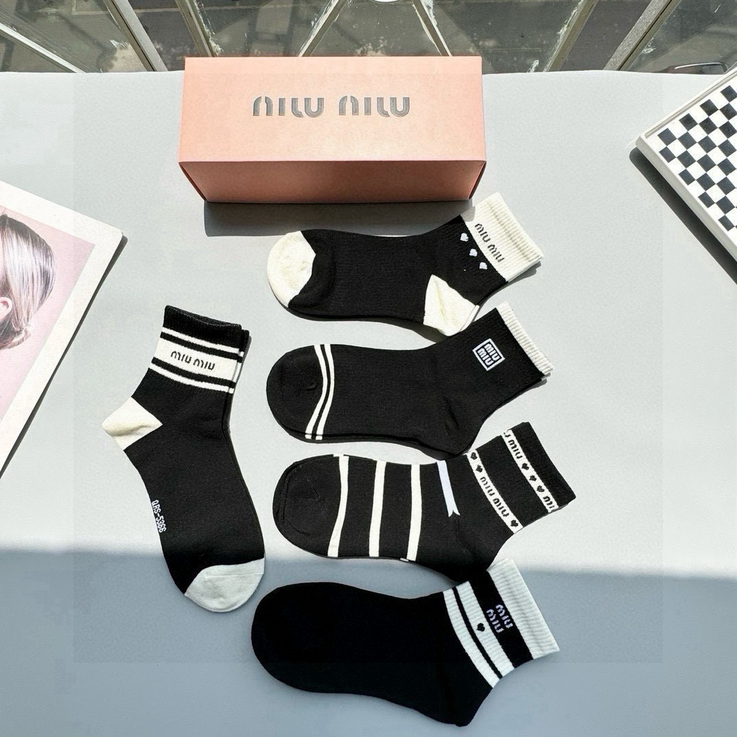   配包装【一盒五双】miumiu · 缪缪❗️高品质。超级爆款网红袜子❗️miu家官网同步字母中筒袜，