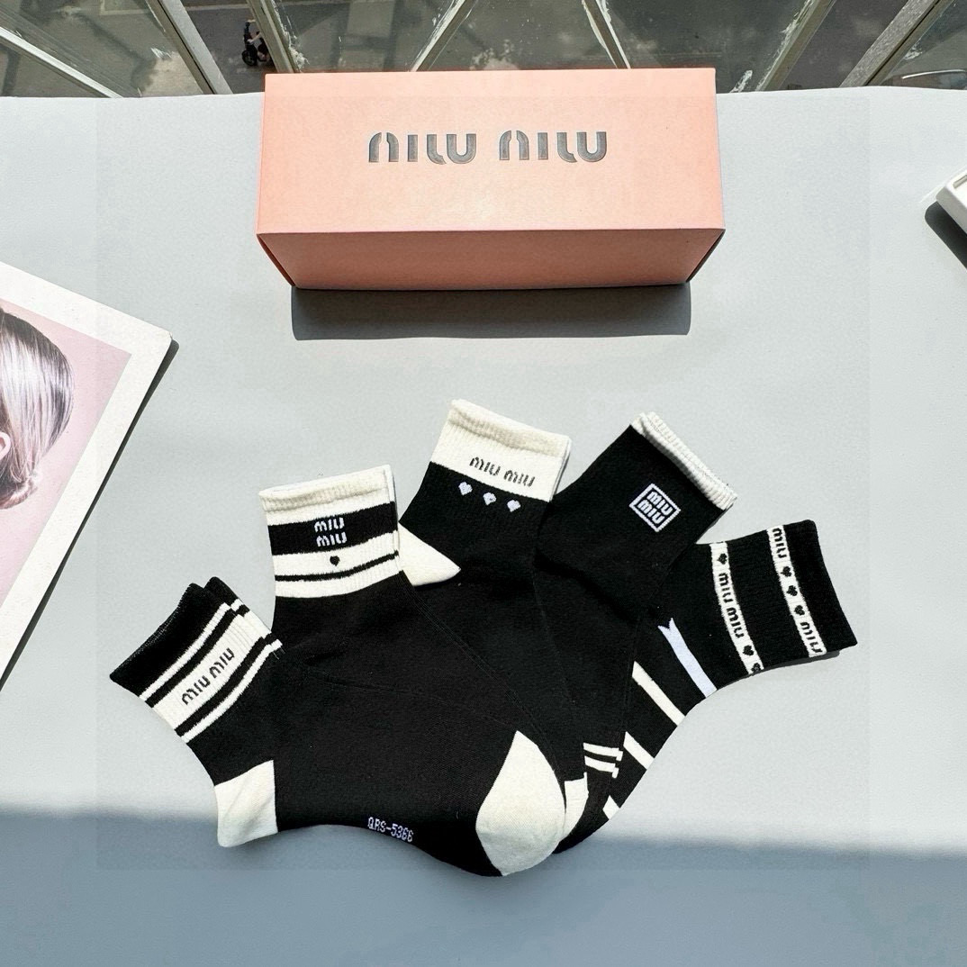   配包装【一盒五双】miumiu · 缪缪❗️高品质。超级爆款网红袜子❗️miu家官网同步字母中筒袜，