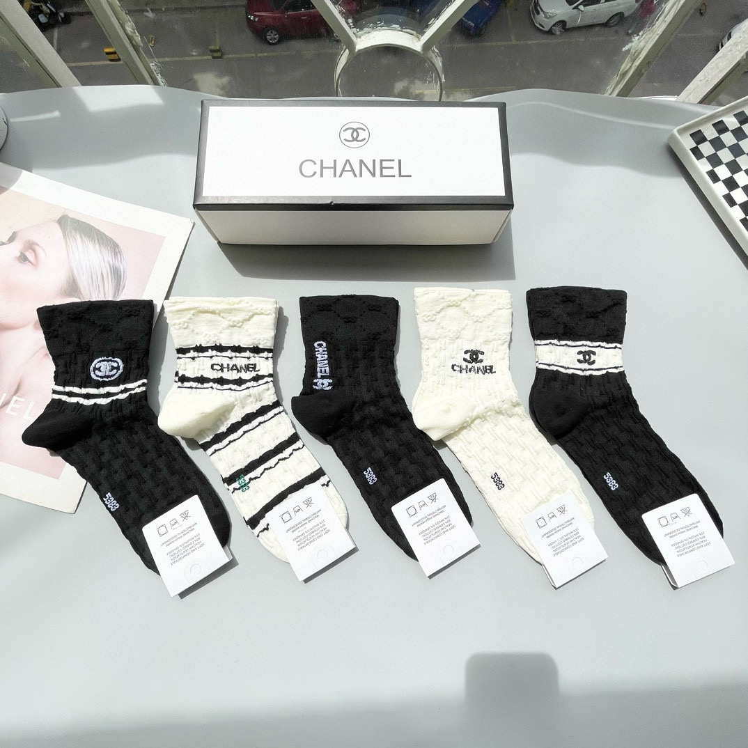   配包装【一盒五双】🌟Chanel 香奈儿 爆款卡中筒袜🌟高版本 ～好看到爆炸 欧美大牌中筒袜。🌟潮人