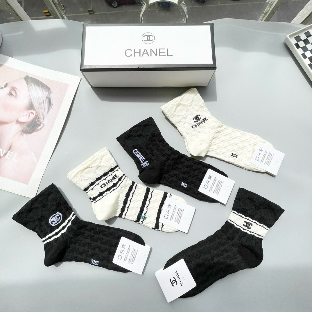   配包装【一盒五双】🌟Chanel 香奈儿 爆款卡中筒袜🌟高版本 ～好看到爆炸 欧美大牌中筒袜。🌟潮人