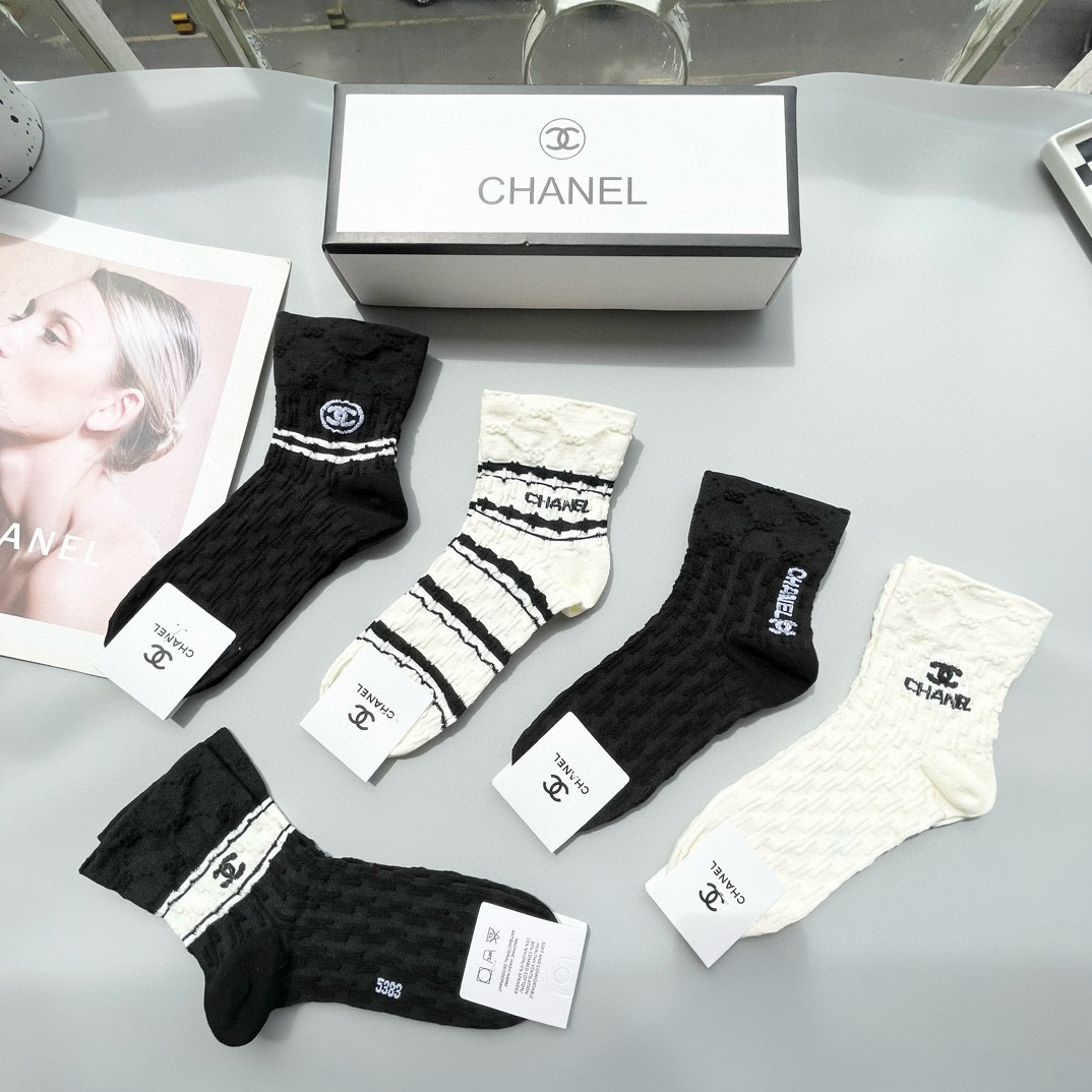   配包装【一盒五双】🌟Chanel 香奈儿 爆款卡中筒袜🌟高版本 ～好看到爆炸 欧美大牌中筒袜。🌟潮人