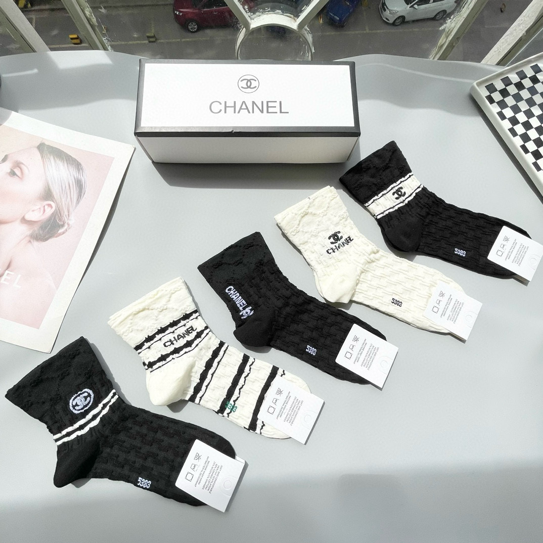   配包装【一盒五双】🌟Chanel 香奈儿 爆款卡中筒袜🌟高版本 ～好看到爆炸 欧美大牌中筒袜。🌟潮人