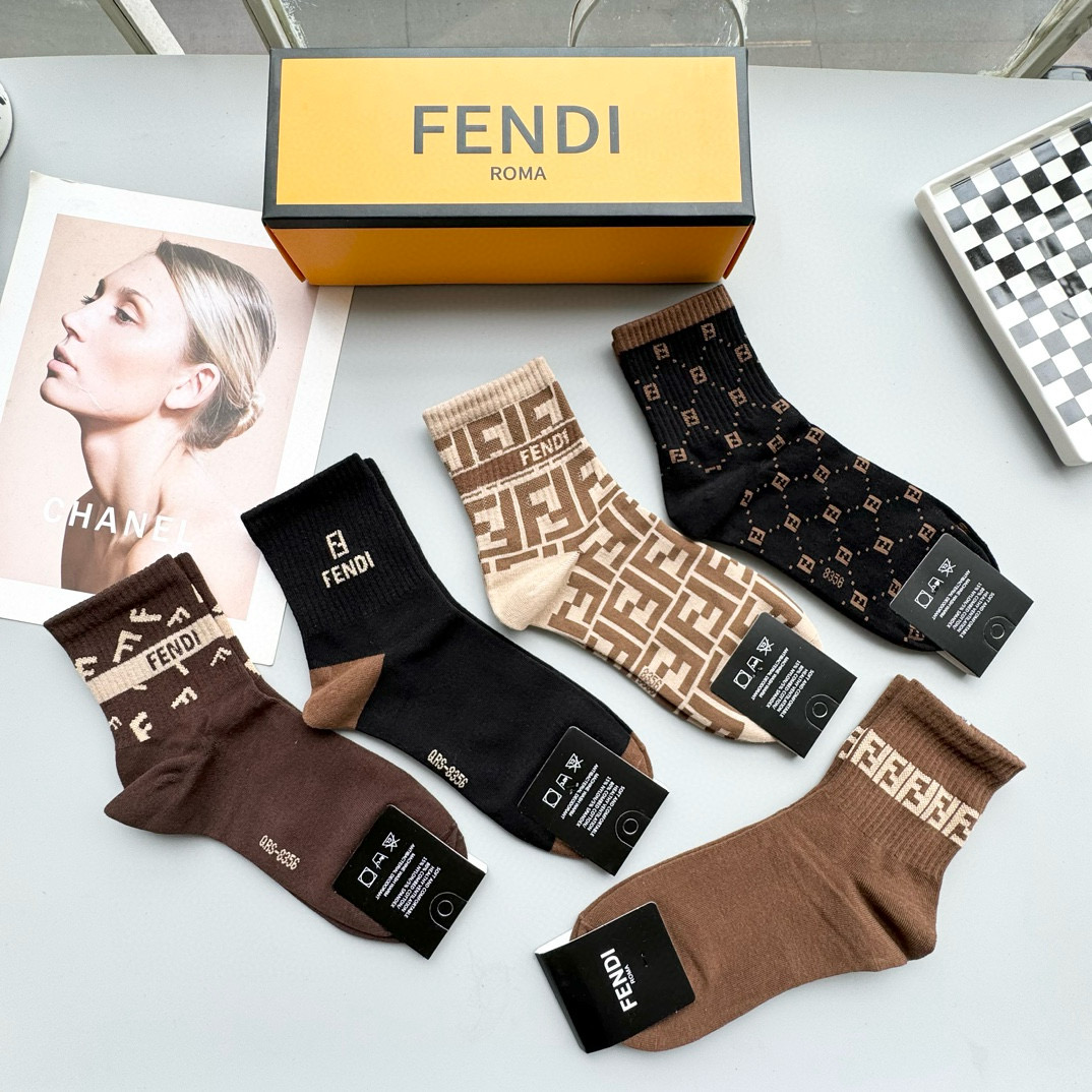  配包装【一盒五双】FENDI · 芬迪❗️大F新品男女款秋冬款中筒袜子❗️超级经典的双F标志，纯棉材质
