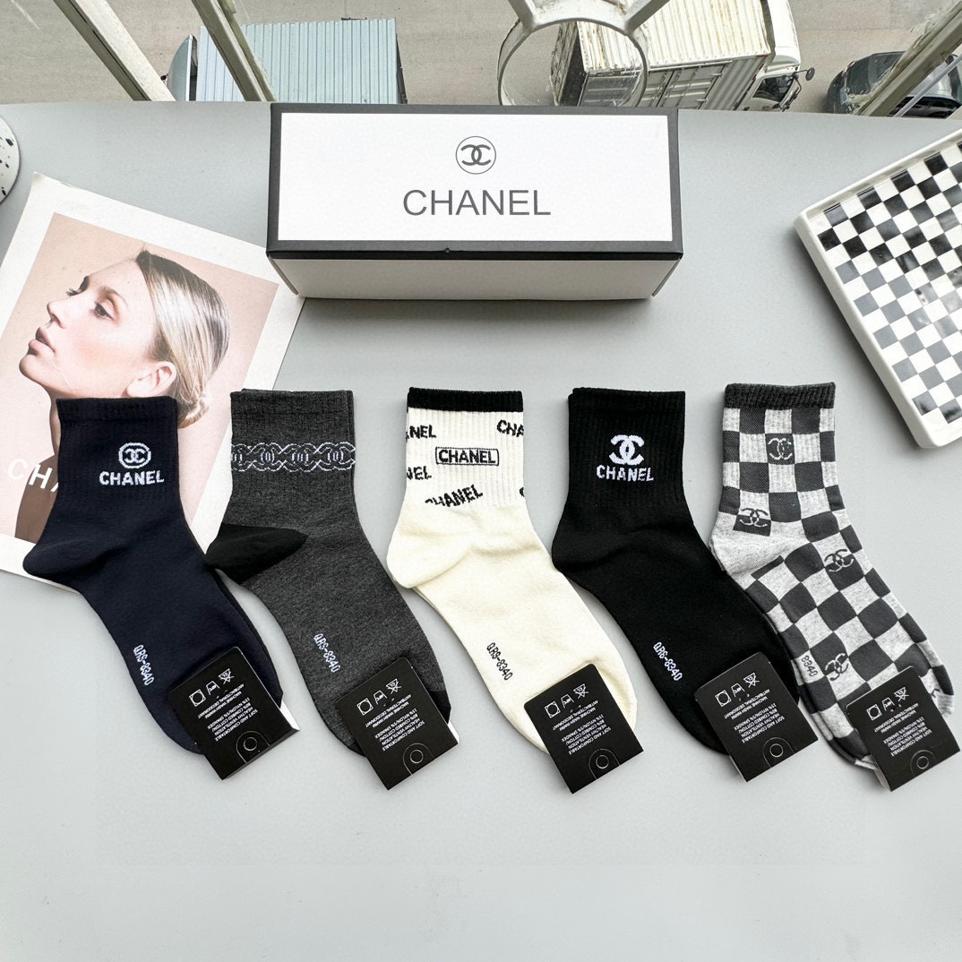 NO:299921,Packaging [one box and five pairs] Chanel Chanel hot card mid-tube socks high-version ~ It’s easy to see the explosion. The counter purchasing quality that European and American big-name mid-tube socks are indispensable. Socks, which are super high-quality and fashionable. Ahhhhhh~~ Recommended and recommended~~ Must-in-one fashionable items!  !  socks, stockings, socks, chanel, chanel, socks19860909配包装【一盒五双】Chanel 香奈儿 爆款卡中筒袜高版本 ～好看到爆炸 欧美大牌中筒袜潮人必不能少的专柜代购品质 袜子 ,搭配起来超高逼格 时髦度爆表啊啊啊啊～～推荐推荐推荐～～必入时髦小单品！！袜子,丝袜,袜子,chanel,chanel,socks,accessory