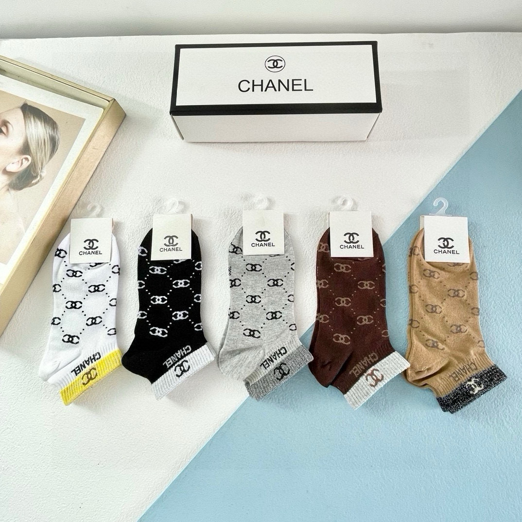   配包装【一盒五双】🌟Chanel 香奈儿 爆款短筒袜🌟女款 高版本 ～好看到爆炸 欧美大牌短筒袜。🌟