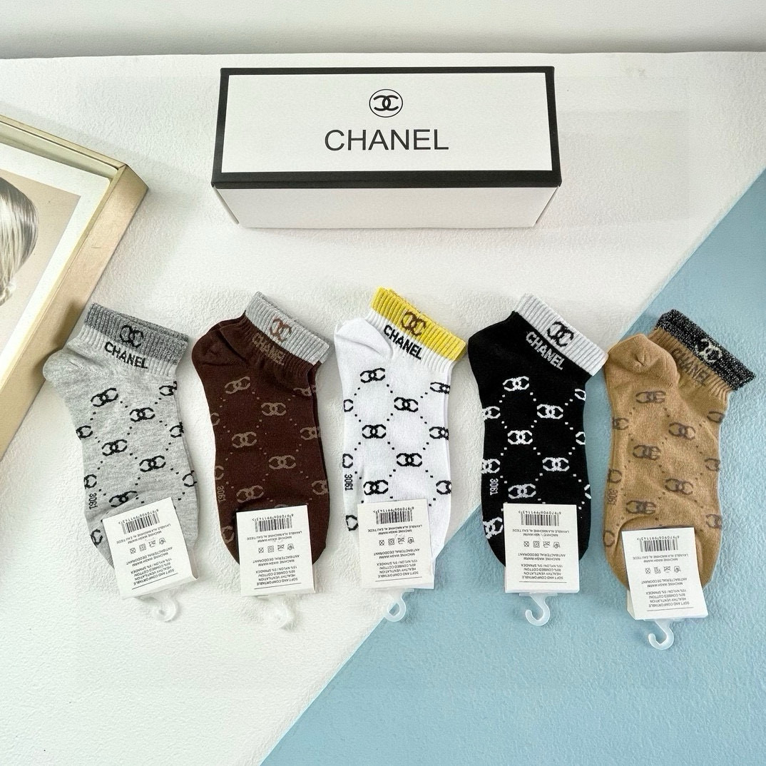   配包装【一盒五双】🌟Chanel 香奈儿 爆款短筒袜🌟女款 高版本 ～好看到爆炸 欧美大牌短筒袜。🌟