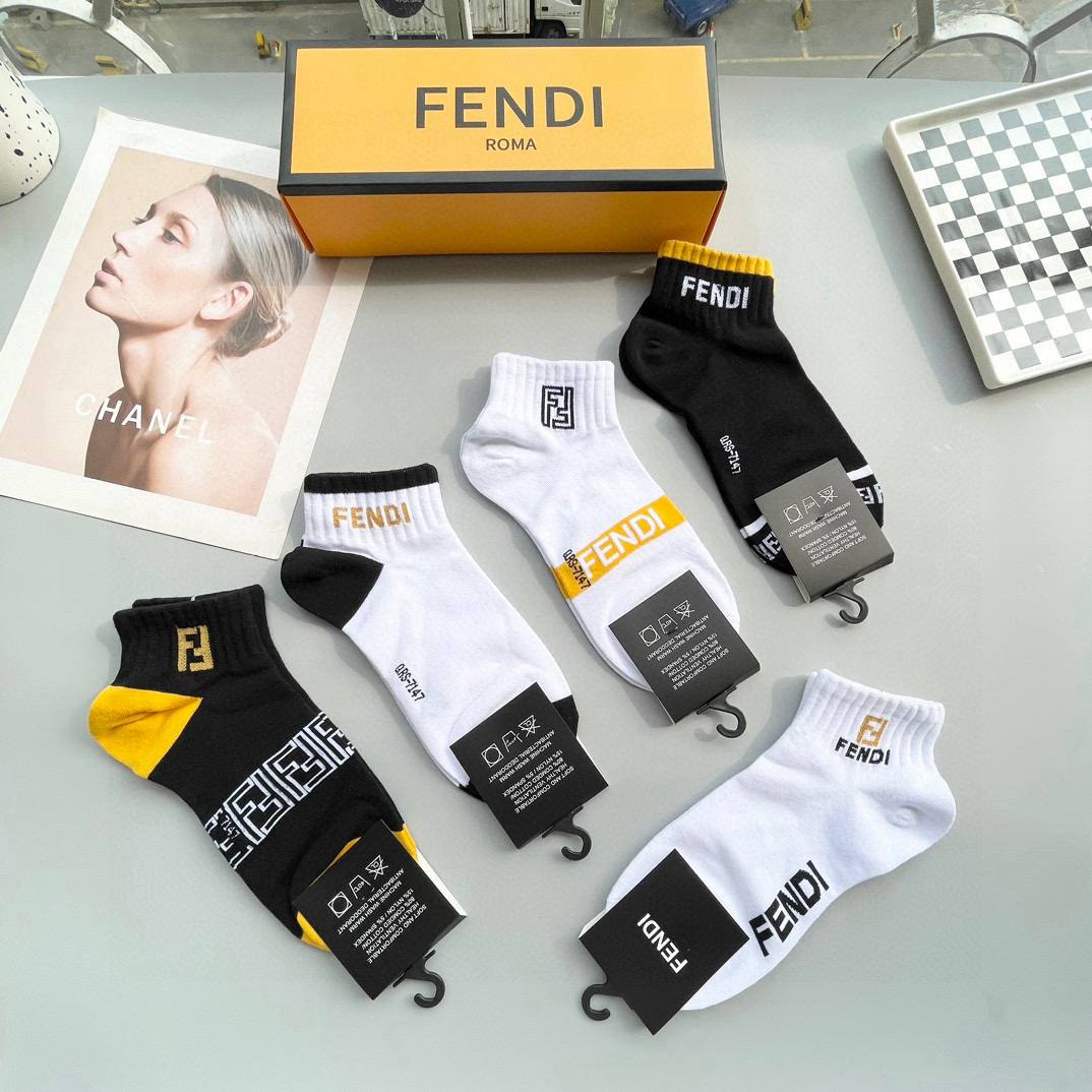  配包装【一盒五双】🌟FENDI芬迪🌟高版本 ～好看到爆炸 欧美大牌男女款短袜。🌟潮人必不能少的专柜代购