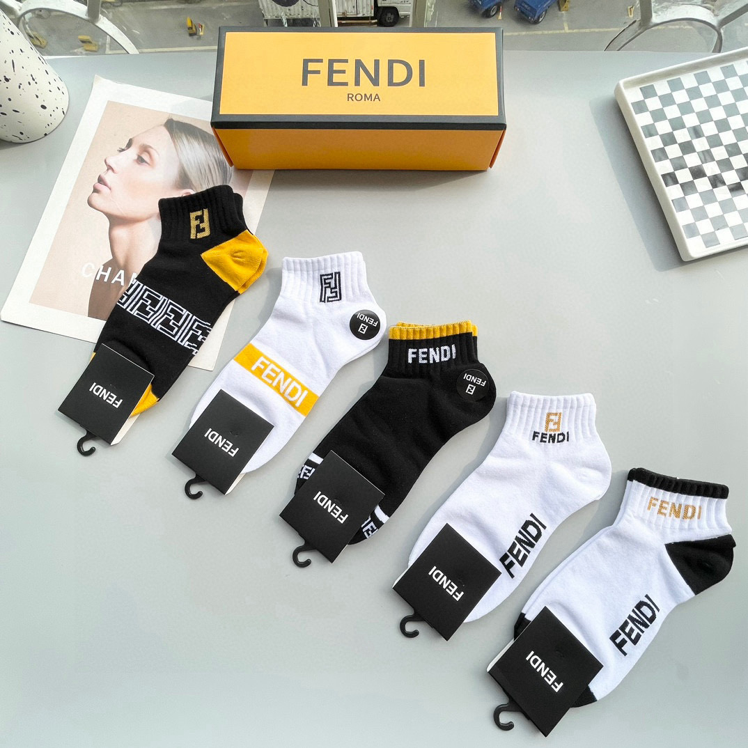  配包装【一盒五双】🌟FENDI芬迪🌟高版本 ～好看到爆炸 欧美大牌男女款短袜。🌟潮人必不能少的专柜代购