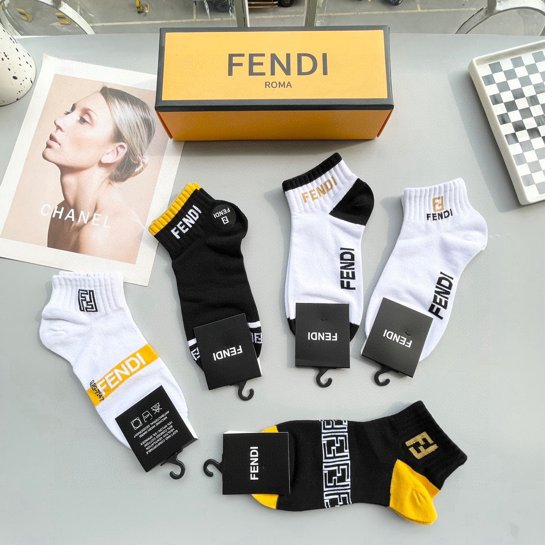  配包装【一盒五双】🌟FENDI芬迪🌟高版本 ～好看到爆炸 欧美大牌男女款短袜。🌟潮人必不能少的专柜代购