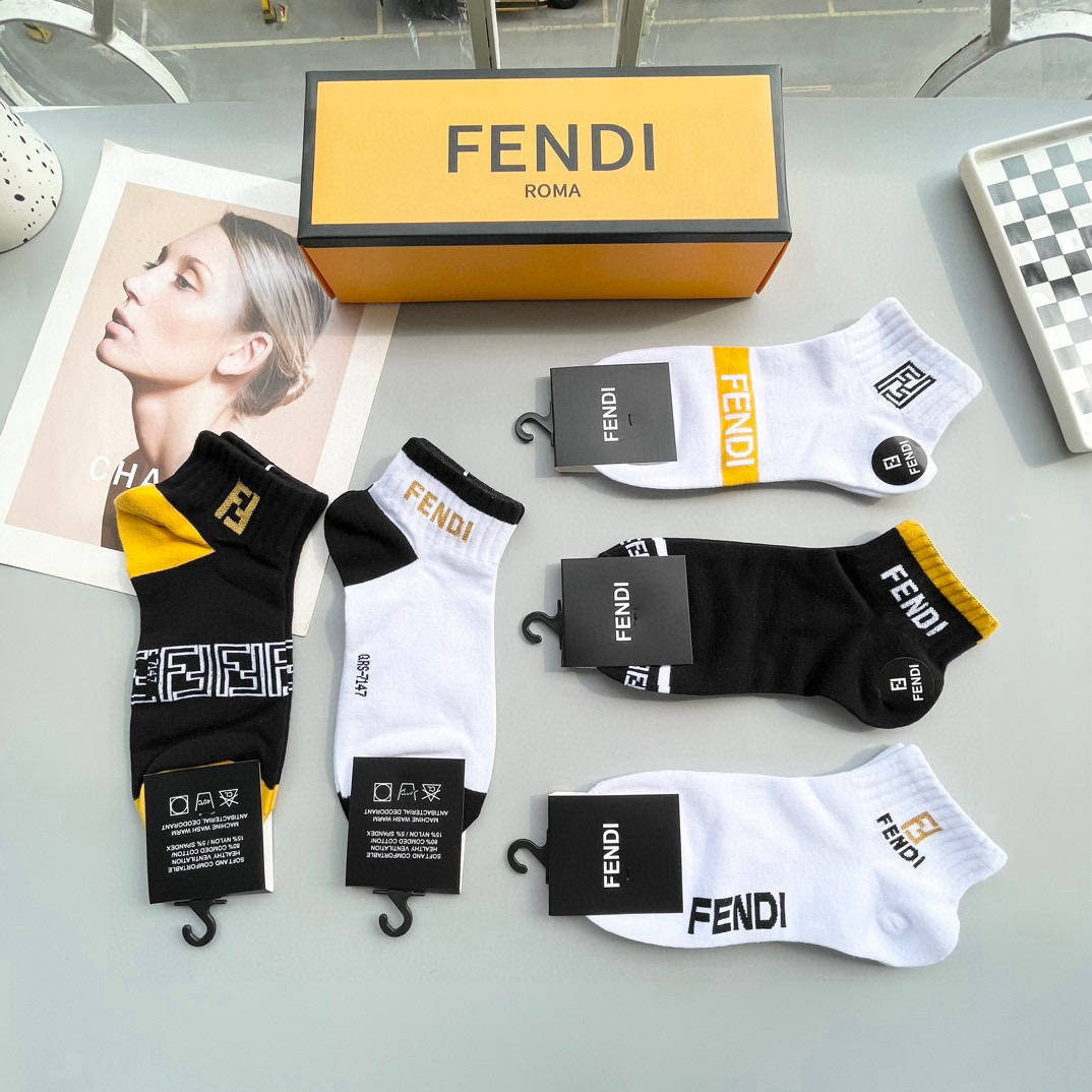 配包装【一盒五双】🌟FENDI芬迪🌟高版本 ～好看到爆炸 欧美大牌男女款短袜。🌟潮人必不能少的专柜代购