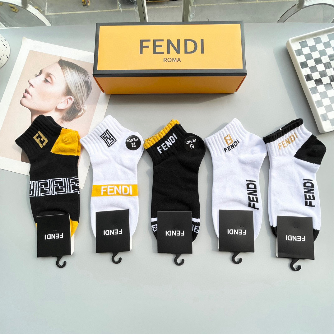  配包装【一盒五双】🌟FENDI芬迪🌟高版本 ～好看到爆炸 欧美大牌男女款短袜。🌟潮人必不能少的专柜代购
