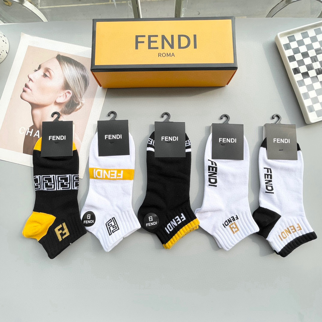  配包装【一盒五双】🌟FENDI芬迪🌟高版本 ～好看到爆炸 欧美大牌男女款短袜。🌟潮人必不能少的专柜代购