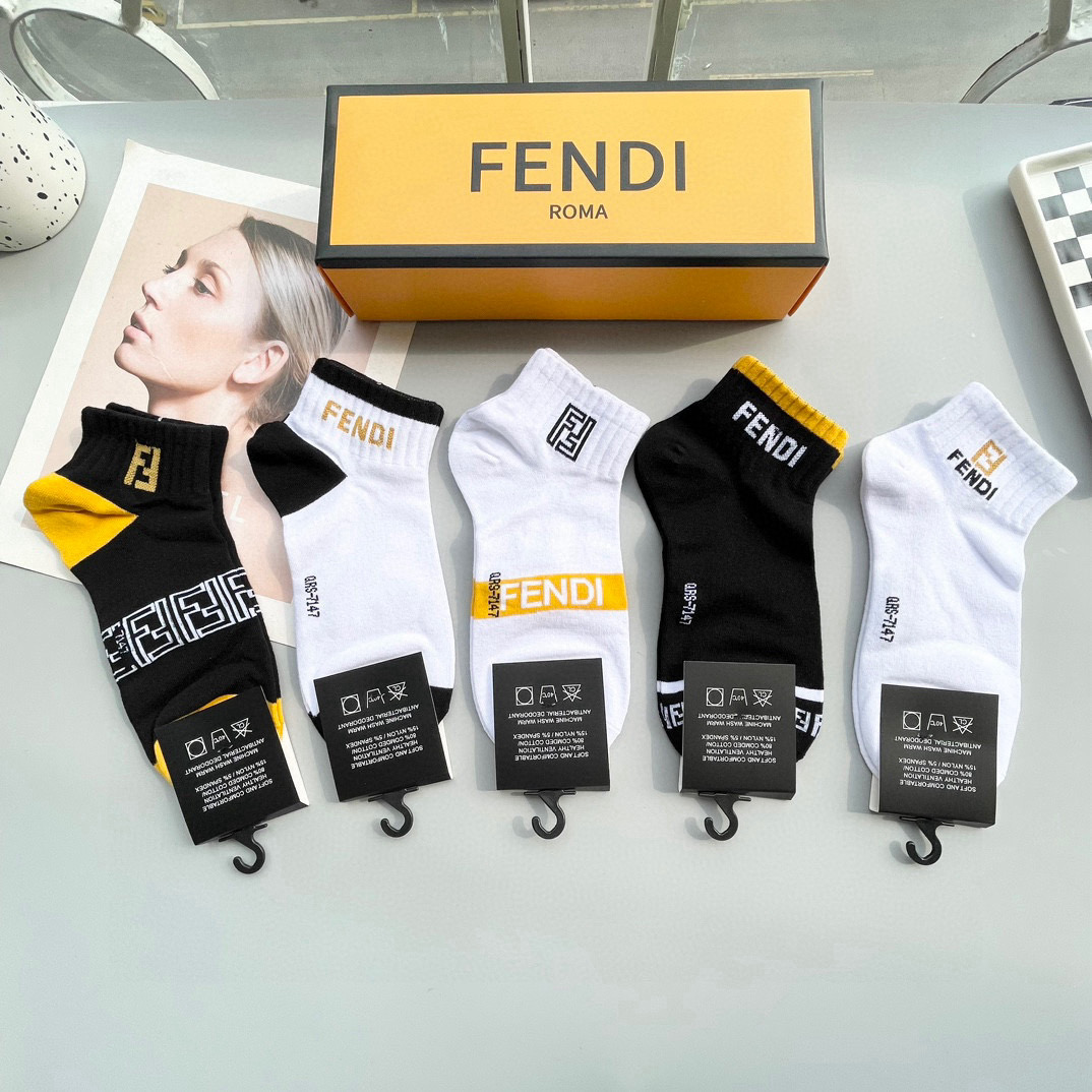  配包装【一盒五双】🌟FENDI芬迪🌟高版本 ～好看到爆炸 欧美大牌男女款短袜。🌟潮人必不能少的专柜代购