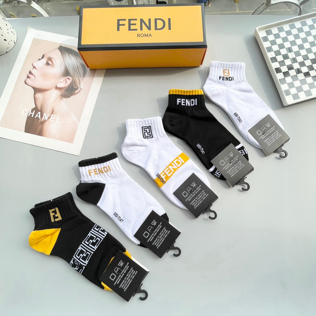  配包装【一盒五双】🌟FENDI芬迪🌟高版本 ～好看到爆炸 欧美大牌男女款短袜。🌟潮人必不能少的专柜代购
