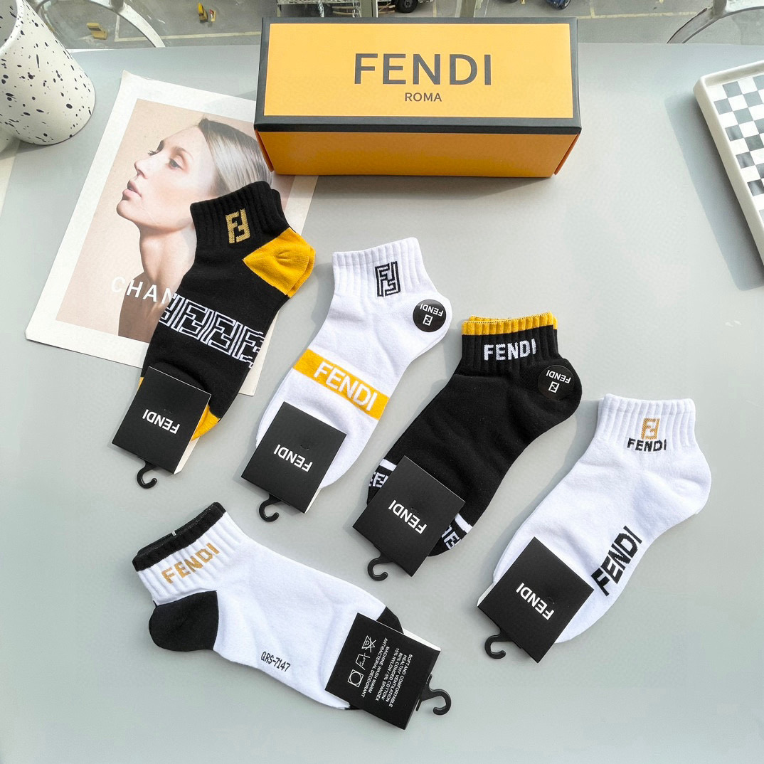  配包装【一盒五双】🌟FENDI芬迪🌟高版本 ～好看到爆炸 欧美大牌男女款短袜。🌟潮人必不能少的专柜代购