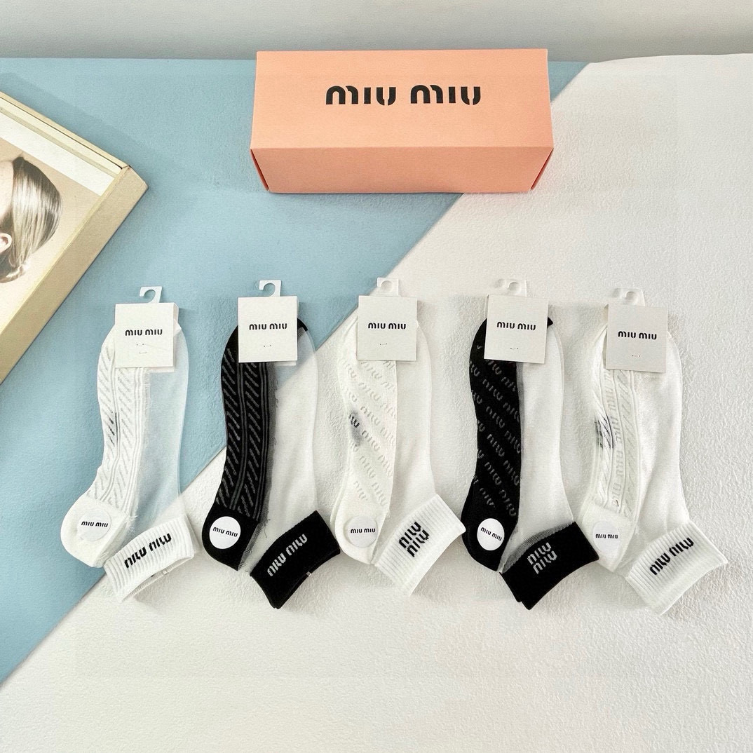  配包装【一盒五双】MIUMIU缪缪❗️新款短款冰丝袜子❗️冰丝加棉，镂空经典字母标志，轻薄透气，酷夏必