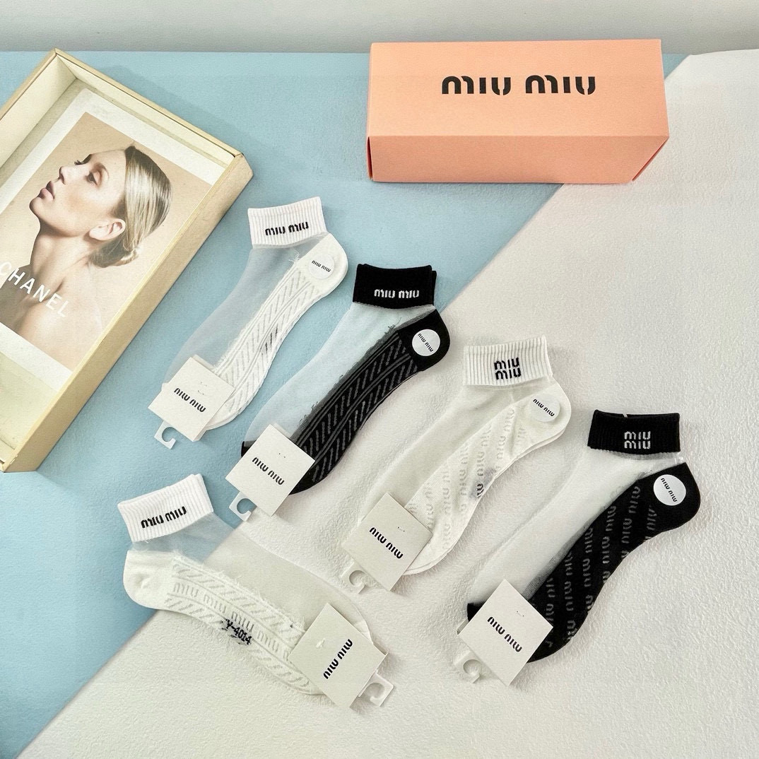  配包装【一盒五双】MIUMIU缪缪❗️新款短款冰丝袜子❗️冰丝加棉，镂空经典字母标志，轻薄透气，酷夏必