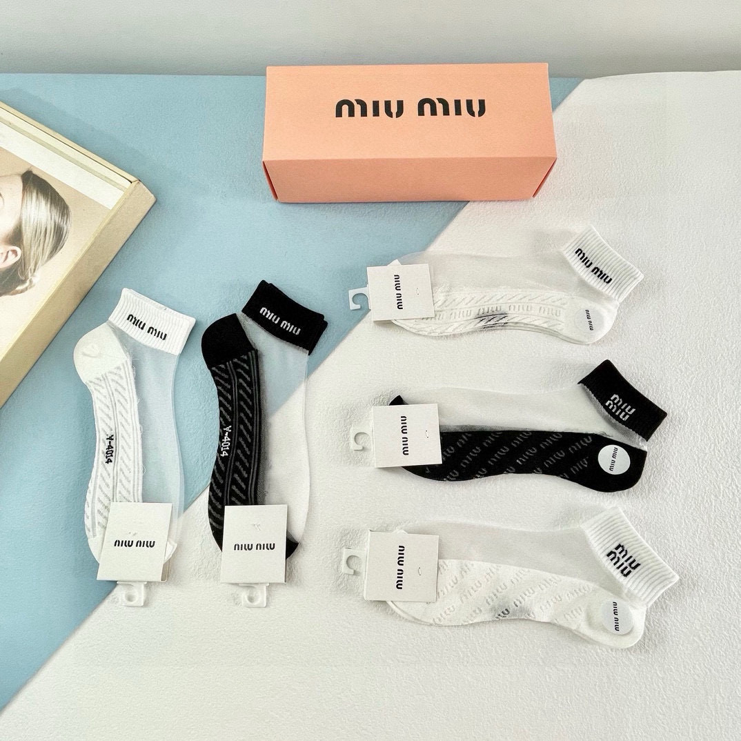  配包装【一盒五双】MIUMIU缪缪❗️新款短款冰丝袜子❗️冰丝加棉，镂空经典字母标志，轻薄透气，酷夏必