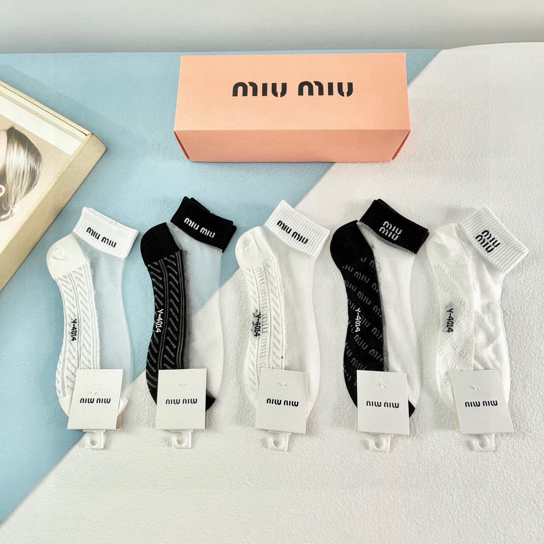 配包装【一盒五双】MIUMIU缪缪❗️新款短款冰丝袜子❗️冰丝加棉，镂空经典字母标志，轻薄透气，酷夏必